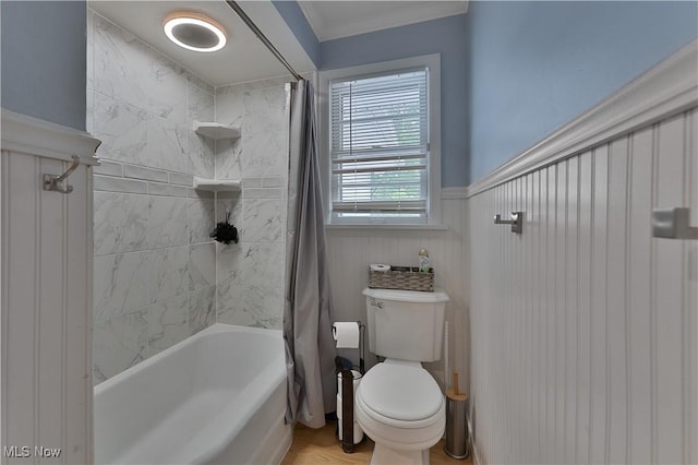 1094 Jessie Ave, Kent, OH 44240 - bathroom featuring toilet, shower / bath combo with shower curtain, wainscoting, wood finished floors, and ornamental molding