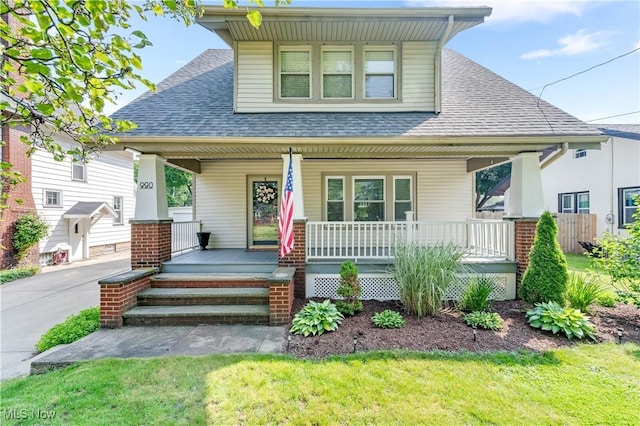 990 Franklin Ave, Salem, OH 44460 - bungalow-style home with a porch, roof with shingles, and a front lawn
