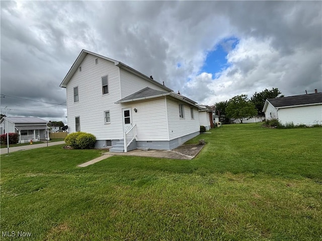 181 5th St NE, Carrollton, OH 44615 - back of house with a yard