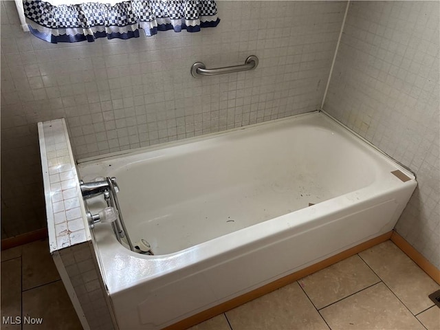181 5th St NE, Carrollton, OH 44615 - full bath featuring tile patterned flooring, baseboards, and a tub to relax in