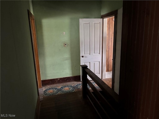 181 5th St NE, Carrollton, OH 44615 - hall featuring baseboards