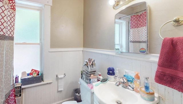 369 Cuyahoga St, Akron, OH 44310 - full bath featuring a wainscoted wall, toilet, curtained shower, and vanity