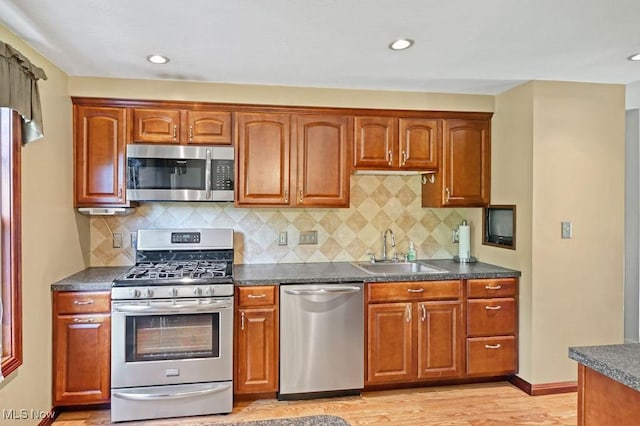 2610 Norton Rd, Stow, OH 44224 - kitchen with stainless steel appliances, a sink, dark countertops, light wood finished floors, and recessed lighting