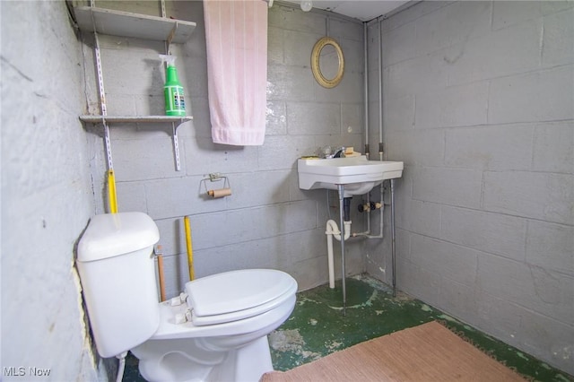 51300 Wegee Rd, Bellaire, OH 43906 - bathroom with toilet, concrete floors, and concrete block wall