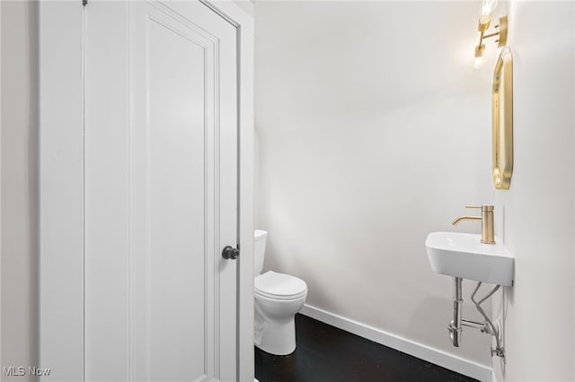 3497 Raymont Blvd, University Heights, OH 44118 - bathroom featuring toilet, baseboards, and a sink