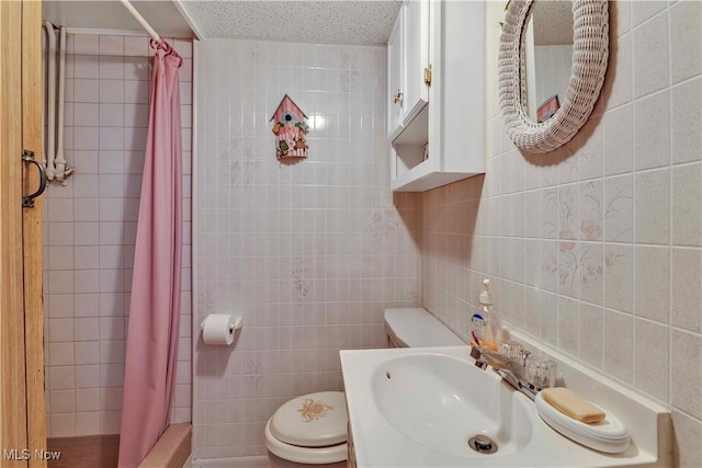 3622 Valacamp Ave SE, Warren, OH 44484 - full bath with tile walls, toilet, tiled shower, a sink, and backsplash