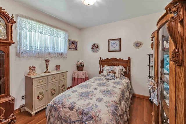 3622 Valacamp Ave SE, Warren, OH 44484 - bedroom with wood finished floors and baseboards