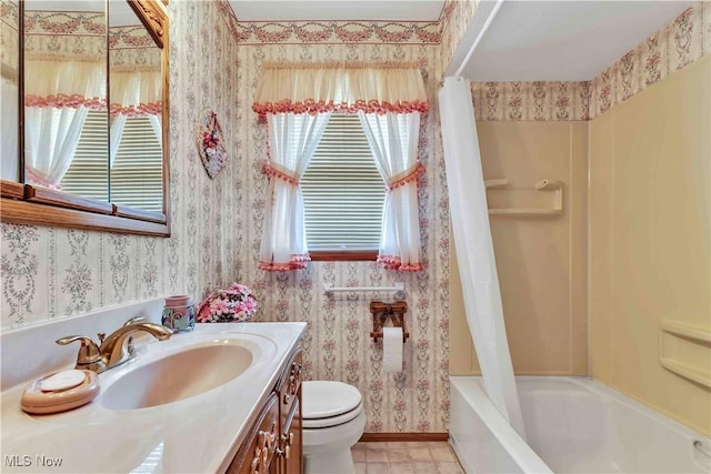 3622 Valacamp Ave SE, Warren, OH 44484 - full bathroom featuring wallpapered walls, vanity, toilet, shower / tub combo with curtain, and baseboards