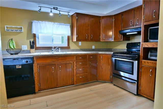 895 Elmwood Dr, Hubbard, OH 44425 - kitchen with stainless steel appliances, under cabinet range hood, a sink, light wood-style flooring, and brown cabinetry