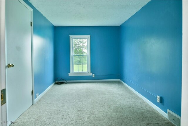 895 Elmwood Dr, Hubbard, OH 44425 - unfurnished room with carpet, a textured ceiling, and baseboards