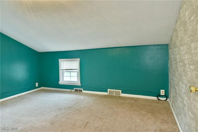895 Elmwood Dr, Hubbard, OH 44425 - carpeted spare room with vaulted ceiling and baseboards