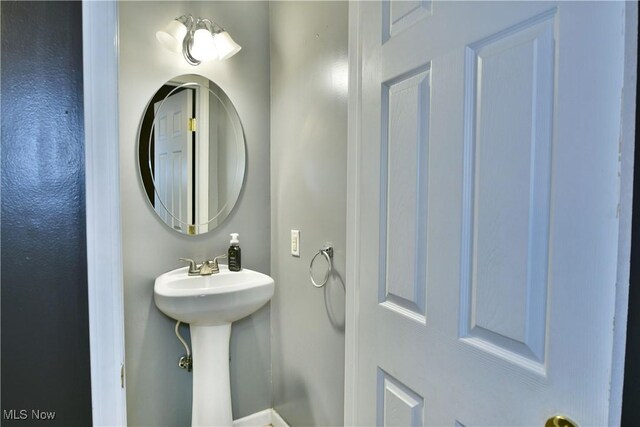 895 Elmwood Dr, Hubbard, OH 44425 - bathroom with a sink