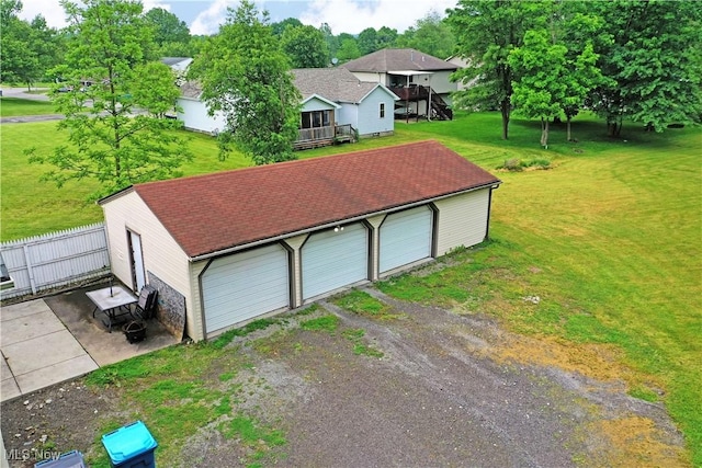 895 Elmwood Dr, Hubbard, OH 44425 - detached garage featuring driveway