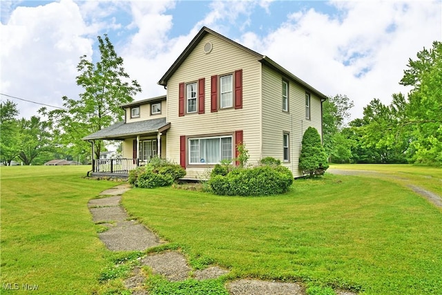 895 Elmwood Dr, Hubbard, OH 44425 - traditional-style home with a porch and a front yard