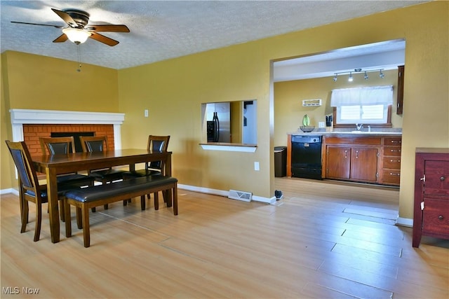 895 Elmwood Dr, Hubbard, OH 44425 - dining area featuring a ceiling fan, light wood-style floors, baseboards, and a textured ceiling