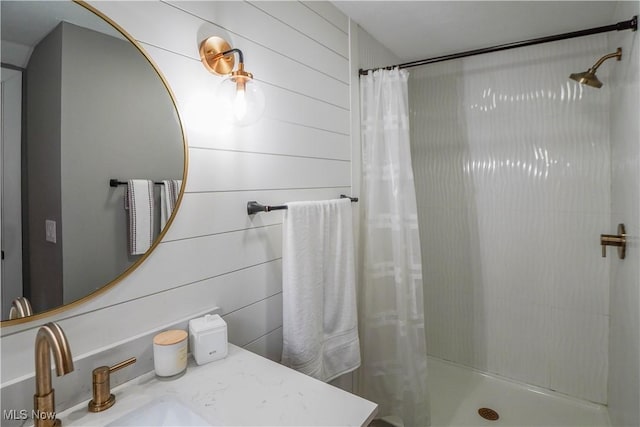680 Isle View Dr, Akron, OH 44319 - full bath featuring a shower with shower curtain and vanity