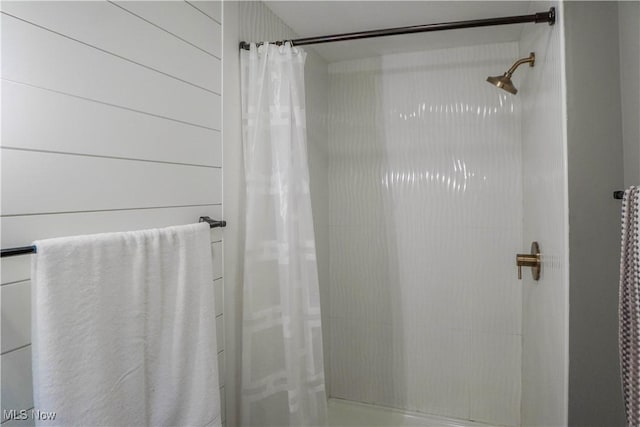 680 Isle View Dr, Akron, OH 44319 - bathroom featuring curtained shower