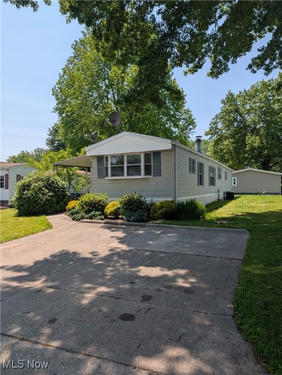 200 E St SW, Navarre, OH 44662 - manufactured / mobile home with a front yard and driveway
