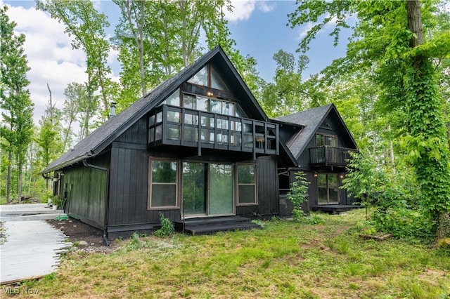 6226 Mayburn Barclay Rd, Kinsman, OH 44428 - back of property featuring a balcony