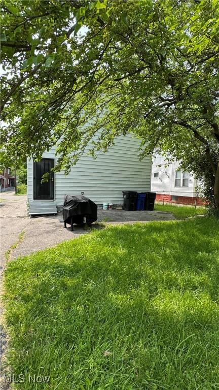 3415 E 114th St, Cleveland, OH 44104 - view of side of home with a lawn