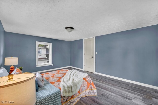 225 E Bergey St, Wadsworth, OH 44281 - bedroom featuring wood finished floors and a textured ceiling