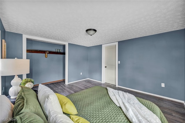 225 E Bergey St, Wadsworth, OH 44281 - bedroom featuring wood finished floors, a textured ceiling, and a closet