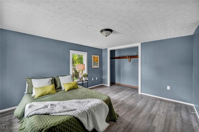 225 E Bergey St, Wadsworth, OH 44281 - bedroom with wood finished floors, a closet, and a textured ceiling