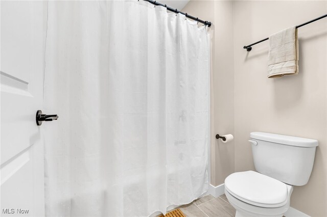 1255 E 351st St, Eastlake, OH 44095 - bathroom with toilet, baseboards, and a shower with curtain