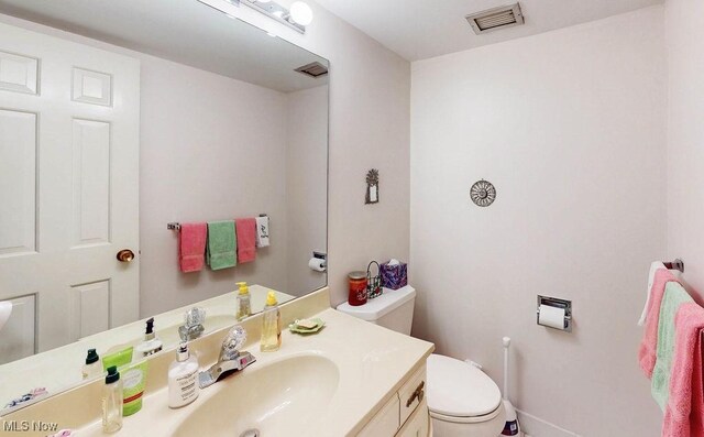 2385 Covington Rd Unit 102, Akron, OH 44313 - half bath featuring toilet, vanity, and baseboards