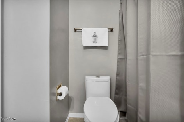 3895 Mars Dr, Brunswick, OH 44212 - full bathroom featuring toilet, a shower, and baseboards