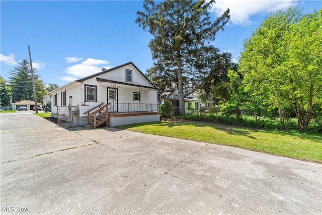 210 W 39th St, Lorain, OH 44052 - bungalow featuring a porch
