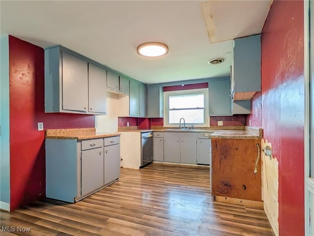 3189 Union Ave SE, Minerva, OH 44657 - kitchen featuring wood finished floors, dishwasher, and a sink