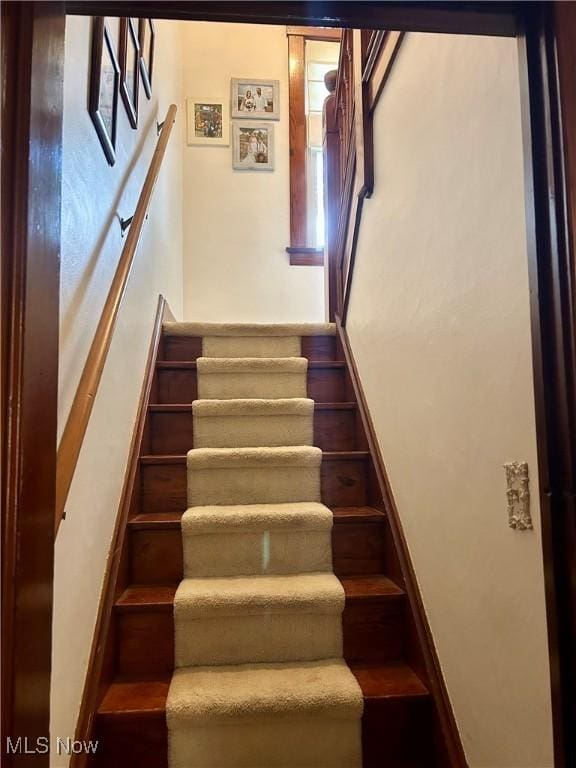586 Columbia Rd, Valley City, OH 44280 - view of stairway