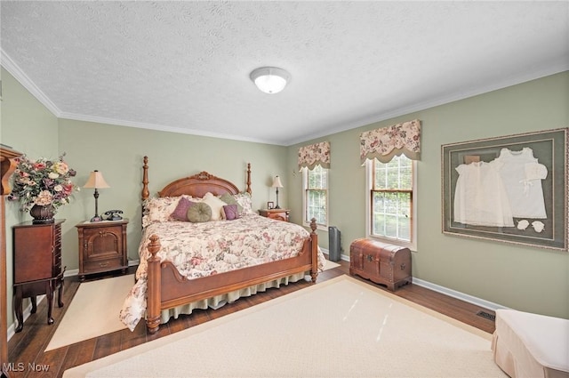 11291 Highland View Dr, Chardon, OH 44024 - bedroom featuring wood finished floors, crown molding, a textured ceiling, and baseboards