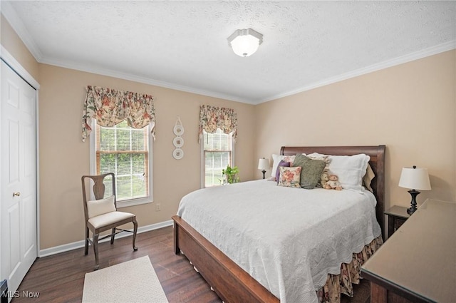 11291 Highland View Dr, Chardon, OH 44024 - bedroom with dark wood-style floors, crown molding, baseboards, a textured ceiling, and a closet