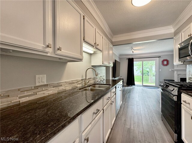3430 E Prescott Cir, Cuyahoga Falls, OH 44223 - kitchen with appliances with stainless steel finishes, a sink, a textured ceiling, crown molding, and decorative backsplash