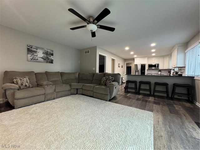 1470 Butterfield Cir, Niles, OH 44446 - living area featuring dark wood finished floors, ceiling fan, and recessed lighting