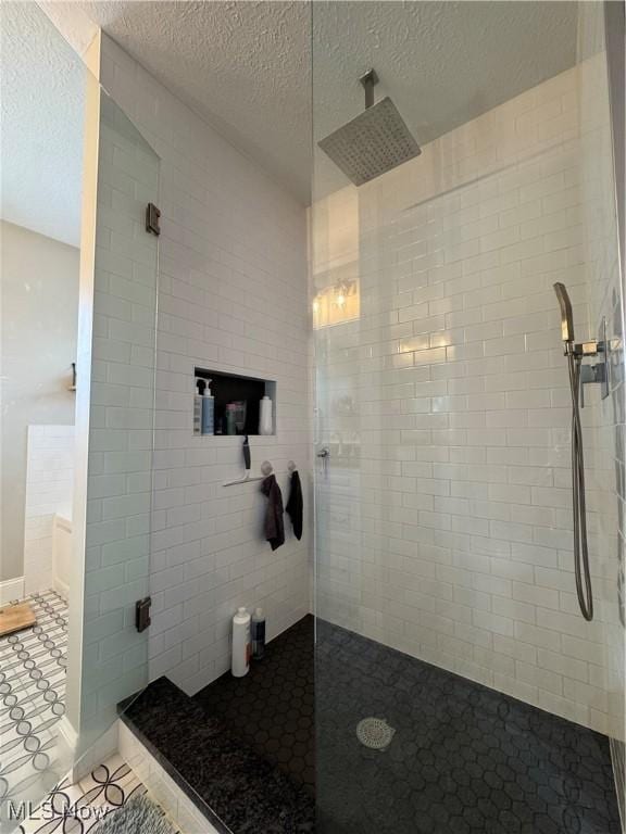1470 Butterfield Cir, Niles, OH 44446 - full bathroom with a tile shower, tile patterned floors, and a textured ceiling