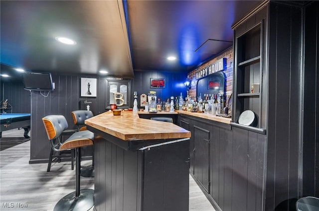 8222 Starburst Rd, Mentor, OH 44060 - indoor bar featuring light wood-style flooring, billiards, and recessed lighting