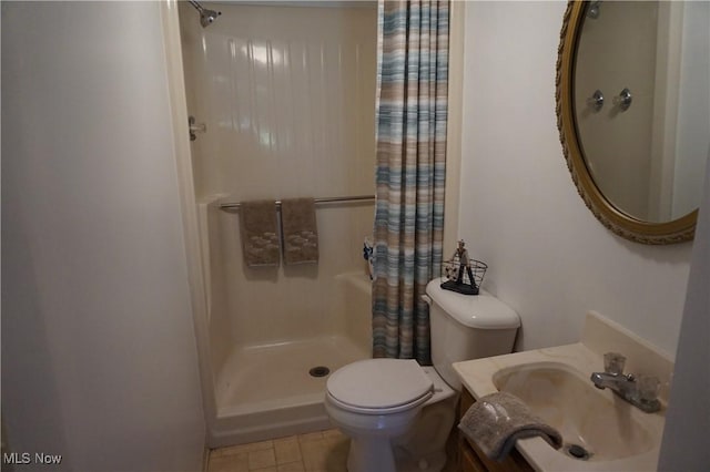6019 New London Rd, Ashtabula, OH 44004 - full bath with a shower with shower curtain, toilet, and vanity