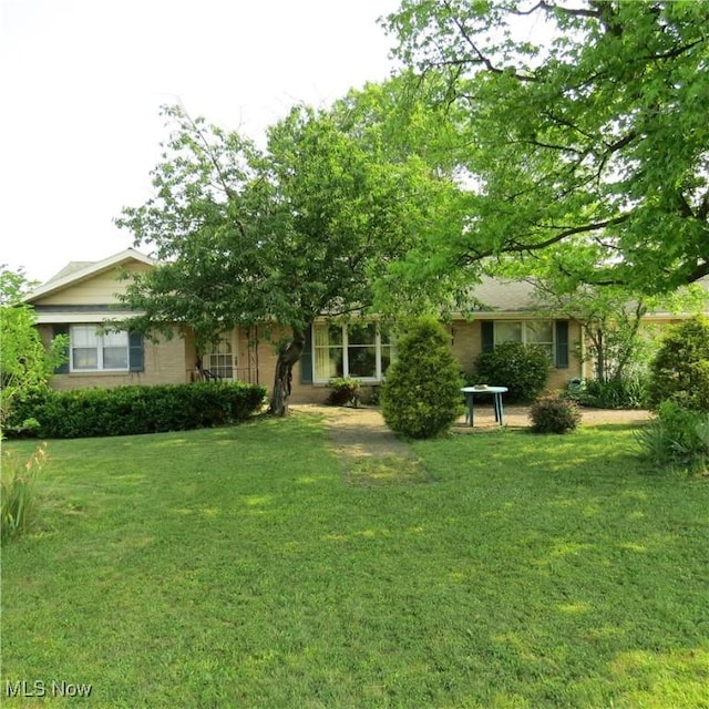 576 12th St NW, Carrollton, OH 44615 - view of front of property with a front lawn