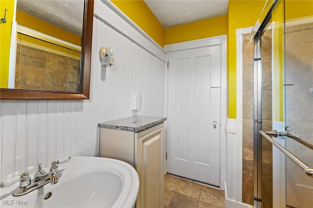 97 Overlook Blvd, Struthers, OH 44471 - full bath featuring a sink, a shower stall, and a textured ceiling