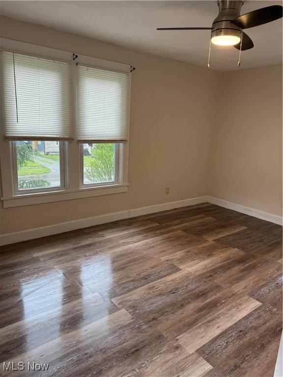 533 W Park Ave, Niles, OH 44446 - unfurnished room with dark wood finished floors, baseboards, and a ceiling fan