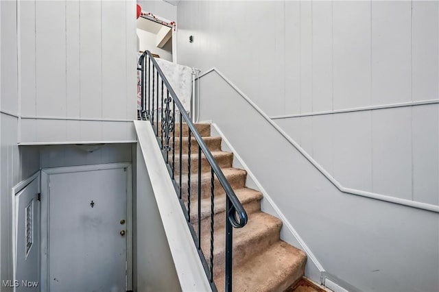 4438-4440 Washington Square Dr, Austintown, OH 44515 - view of stairs