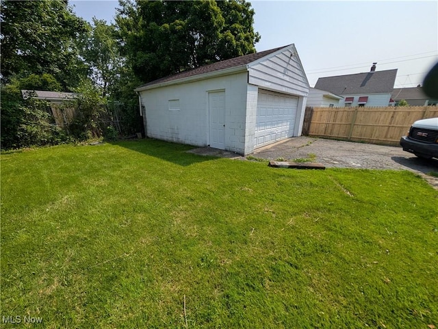 727 N Firestone Blvd, Akron, OH 44306 - view of yard featuring a detached garage and an outbuilding