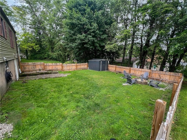 627 Elson St, East Liverpool, OH 43920 - fenced backyard with a storage unit