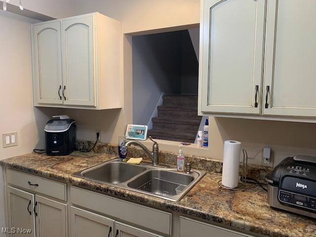 2115 Presidential Pkwy Unit B5, Twinsburg, OH 44087 - kitchen with a sink and white cabinetry