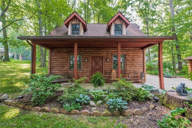 5820 Kildare Cir NW, Canton, OH 44718 - view of front facade featuring roof with shingles, a front lawn, and a porch