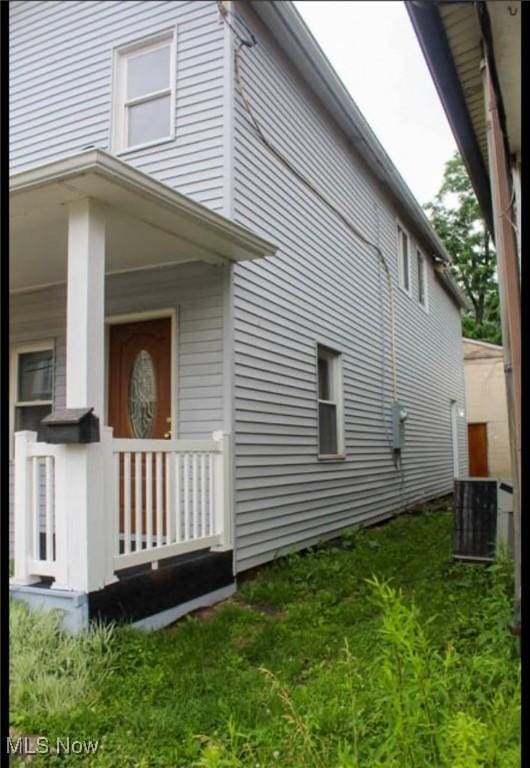 1019 Commerce St, Wellsville, OH 43968 - view of side of home with a central air condition unit