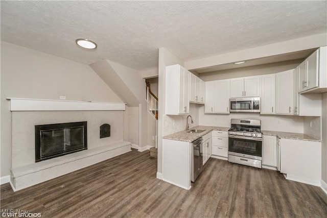 190 Columbus St, Chagrin Falls, OH 44022 - kitchen featuring appliances with stainless steel finishes, a sink, baseboards, dark wood-style floors, and a textured ceiling